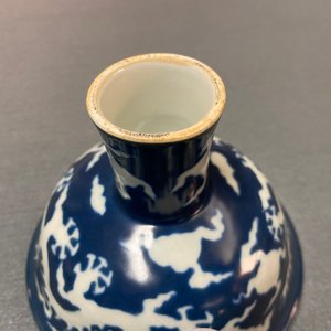Een Chinese 'draken' stem cup met blauwe fondkleur, Xuande merk, Republiek — foto 8