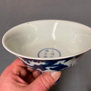 Een Chinese 'draken' stem cup met blauwe fondkleur, Xuande merk, Republiek — foto 9