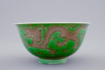 Een Chinese drakenkom met decor in groen en aubergine, Kangxi merk en periode
