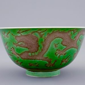 Een Chinese drakenkom met decor in groen en aubergine, Kangxi merk en periode — foto 3