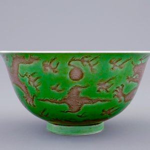 Een Chinese drakenkom met decor in groen en aubergine, Kangxi merk en periode — foto 4