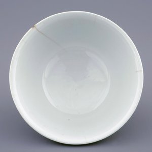 Een Chinese drakenkom met decor in groen en aubergine, Kangxi merk en periode — foto 5