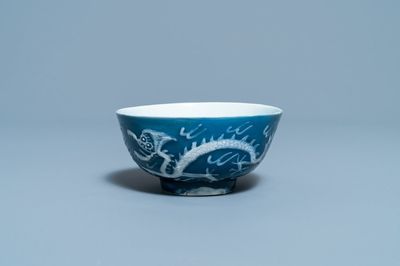 Een Chinese 'drakenkom' met wit slipglazuur op blauwe fondkleur, Yu Tang Jia Qi merk, Wanli