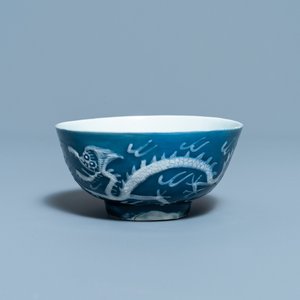Een Chinese 'drakenkom' met wit slipglazuur op blauwe fondkleur, Yu Tang Jia Qi merk, Wanli — foto 1