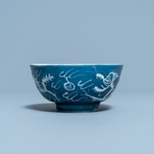 Een Chinese 'drakenkom' met wit slipglazuur op blauwe fondkleur, Yu Tang Jia Qi merk, Wanli — foto 5