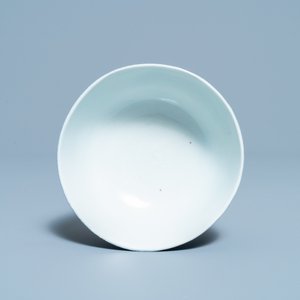 Een Chinese 'drakenkom' met wit slipglazuur op blauwe fondkleur, Yu Tang Jia Qi merk, Wanli — foto 6