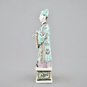 Een Chinese drakenvaas met groene fondkleur, een verte rouleau vaas en een verte op biscuit figuur, 19e eeuw — foto 12