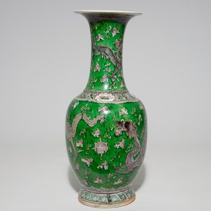 Een Chinese drakenvaas met groene fondkleur, een verte rouleau vaas en een verte op biscuit figuur, 19e eeuw — foto 2