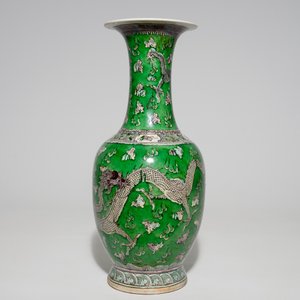 Een Chinese drakenvaas met groene fondkleur, een verte rouleau vaas en een verte op biscuit figuur, 19e eeuw — foto 5