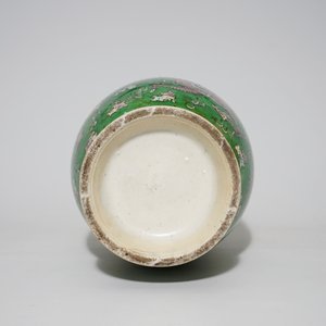 Een Chinese drakenvaas met groene fondkleur, een verte rouleau vaas en een verte op biscuit figuur, 19e eeuw — foto 7