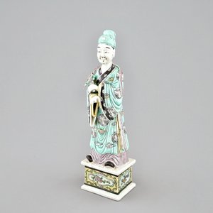 Een Chinese drakenvaas met groene fondkleur, een verte rouleau vaas en een verte op biscuit figuur, 19e eeuw — foto 8