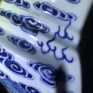 Een Chinese driedelige altaar garnituur met Boeddhistische leeuwen, 19e eeuw — foto 20