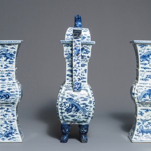 Een Chinese driedelige altaar garnituur met Boeddhistische leeuwen, 19e eeuw — foto 4