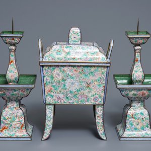 Een Chinese driedelige Canton email millefleurs altaar garnituur, Qianlong — foto 1