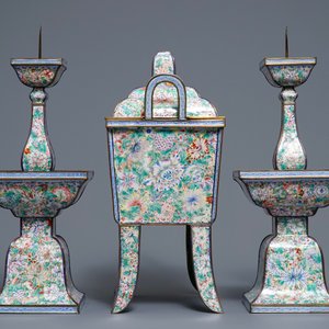 Een Chinese driedelige Canton email millefleurs altaar garnituur, Qianlong — foto 5