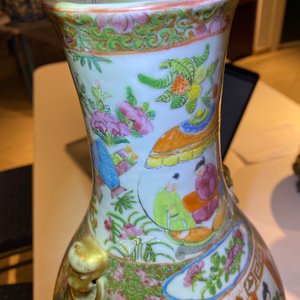 Een Chinese driedelige Canton famille rose garnituur met vergulde bronsmonturen, 19e eeuw — foto 12