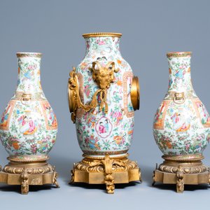 Een Chinese driedelige Canton famille rose garnituur met vergulde bronsmonturen, 19e eeuw — foto 4
