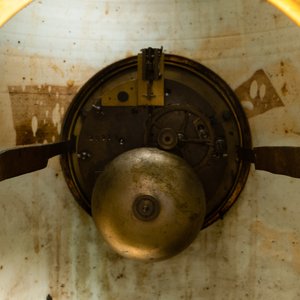 Een Chinese driedelige Canton famille rose garnituur met vergulde bronsmonturen, 19e eeuw — foto 6