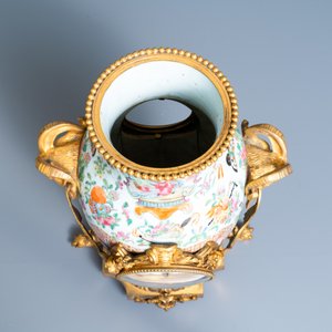 Een Chinese driedelige Canton famille rose garnituur met vergulde bronsmonturen, 19e eeuw — foto 7