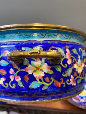 Een Chinese driedelige dekselterrine in Canton email met blauwe fondkleur, Qianlong — foto 12