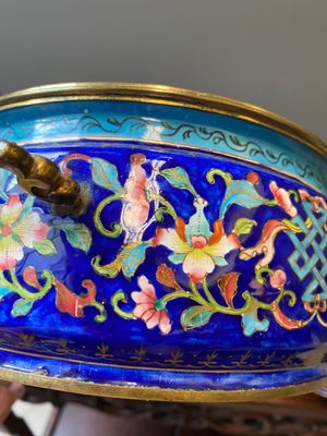 Een Chinese driedelige dekselterrine in Canton email met blauwe fondkleur, Qianlong — foto 13
