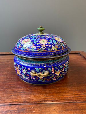 Een Chinese driedelige dekselterrine in Canton email met blauwe fondkleur, Qianlong — foto 2