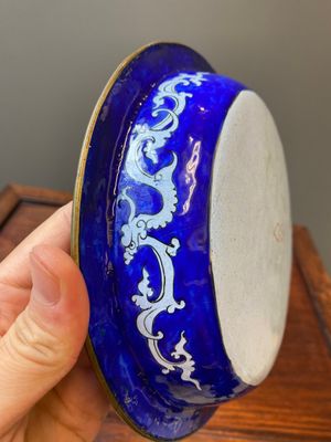 Een Chinese driedelige dekselterrine in Canton email met blauwe fondkleur, Qianlong — foto 7