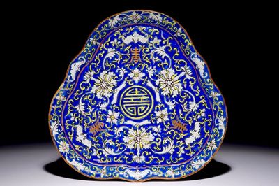 Een Chinese driehoekige schotel met polychroom "shou" decor, 19e eeuw