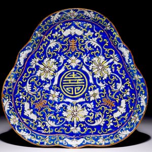 Een Chinese driehoekige schotel met polychroom "shou" decor, 19e eeuw — foto 1
