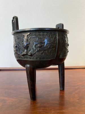Een Chinese driepotige bronzen 'taotie' wierookbrander, Ming — foto 3
