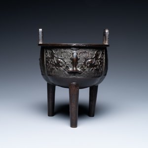 Een Chinese driepotige bronzen 'taotie' wierookbrander, Ming — foto 3