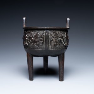 Een Chinese driepotige bronzen 'taotie' wierookbrander, Ming — foto 5