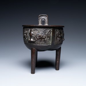 Een Chinese driepotige bronzen 'taotie' wierookbrander, Ming — foto 6