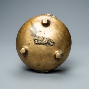 Een Chinese driepotige bronzen wierookbrander met olifanten, Qing — foto 7