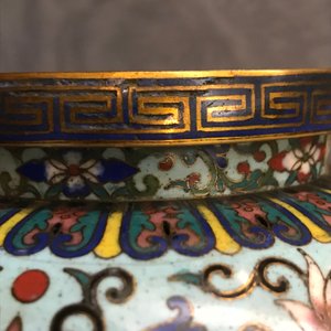 Een Chinese driepotige cloisonné wierookbrander, 19/20e eeuw — foto 12