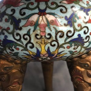 Een Chinese driepotige cloisonné wierookbrander, 19/20e eeuw — foto 10