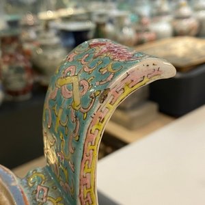 Een Chinese driepotige famille rose wierookbrander met deksel, 19e eeuw — foto 13