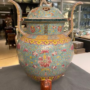 Een Chinese driepotige famille rose wierookbrander met deksel, 19e eeuw — foto 20