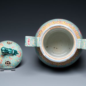 Een Chinese driepotige famille rose wierookbrander met deksel, 19e eeuw — foto 5