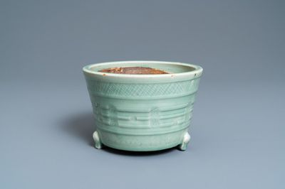 Een Chinese driepotige Longquan celadon wierookbrander, Ming