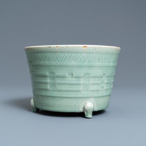 Een Chinese driepotige Longquan celadon wierookbrander, Ming — foto 3