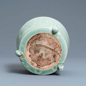 Een Chinese driepotige Longquan celadon wierookbrander, Ming — foto 7