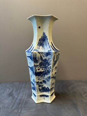 Een Chinese dubbele ruitvormige blauw-witte vaas met met een bergachtig rivierlandschap, 19e eeuw — foto 1
