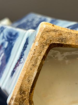 Een Chinese dubbele ruitvormige blauw-witte vaas met met een bergachtig rivierlandschap, 19e eeuw — foto 13