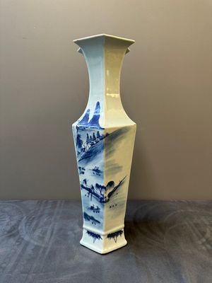 Een Chinese dubbele ruitvormige blauw-witte vaas met met een bergachtig rivierlandschap, 19e eeuw — foto 4