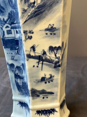 Een Chinese dubbele ruitvormige blauw-witte vaas met met een bergachtig rivierlandschap, 19e eeuw — foto 7