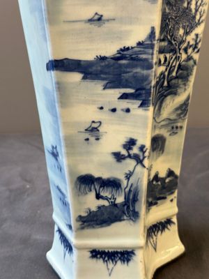 Een Chinese dubbele ruitvormige blauw-witte vaas met met een bergachtig rivierlandschap, 19e eeuw — foto 9