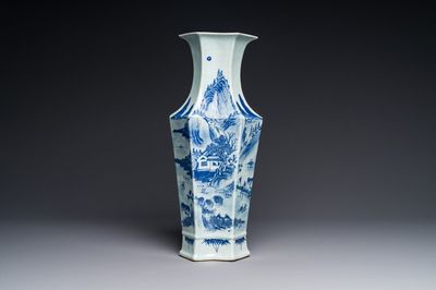 Een Chinese dubbele ruitvormige blauw-witte vaas met met een bergachtig rivierlandschap, 19e eeuw