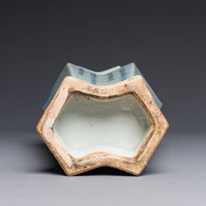 Een Chinese dubbele ruitvormige blauw-witte vaas met met een bergachtig rivierlandschap, 19e eeuw — foto 3