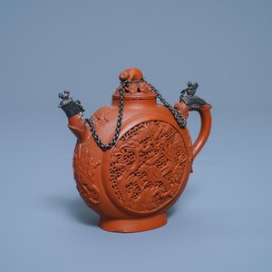 Een Chinese dubbelwandige opengewerkte Yixing steengoed theepot met zilveren montuur, Kangxi — foto 1